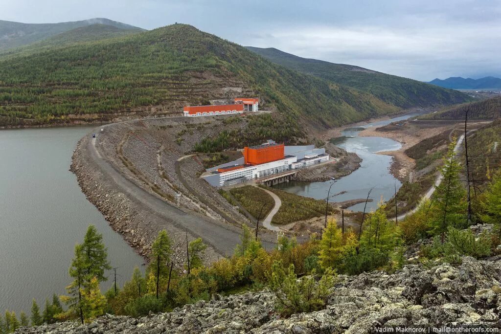 Магаданская плотина. Синегорье Колымская ГЭС. Колымская ГЭС Магаданская область. Усть-Среднеканская ГЭС Магаданская область. Река Колыма поселок Синегорье.