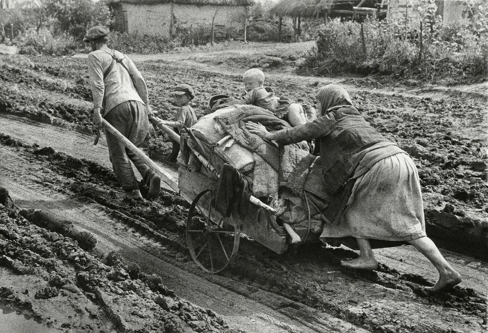 Женщины в тылу в годы Великой Отечественной войны. Жертвы беженцы 1941 лето 1941.