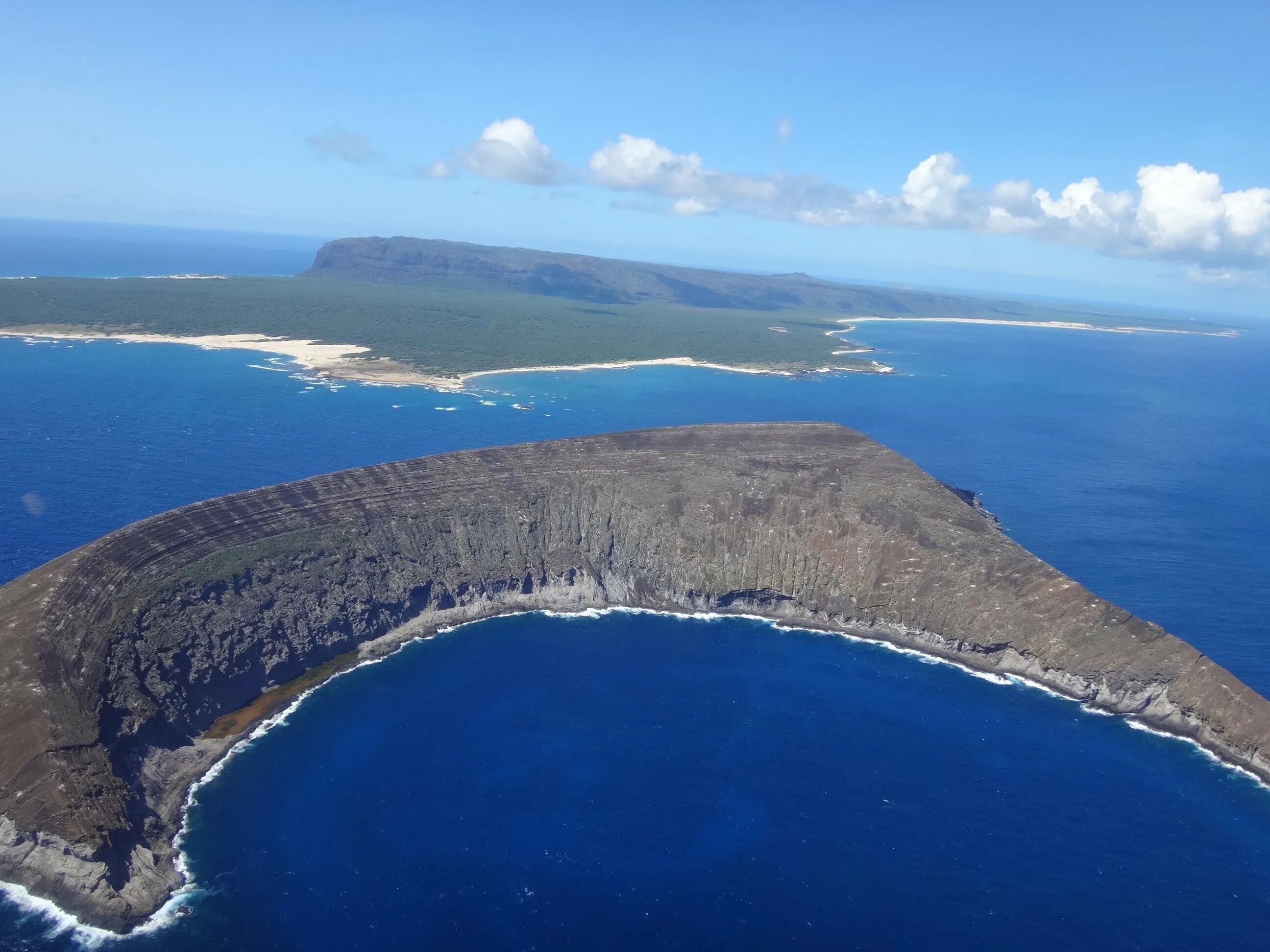 Lets island. Остров Ниихау Гавайские острова. Запретный остров Ниихау Гавайи. Остров Нихао на Гавайях. Остров Ниихау семья Робинсон.