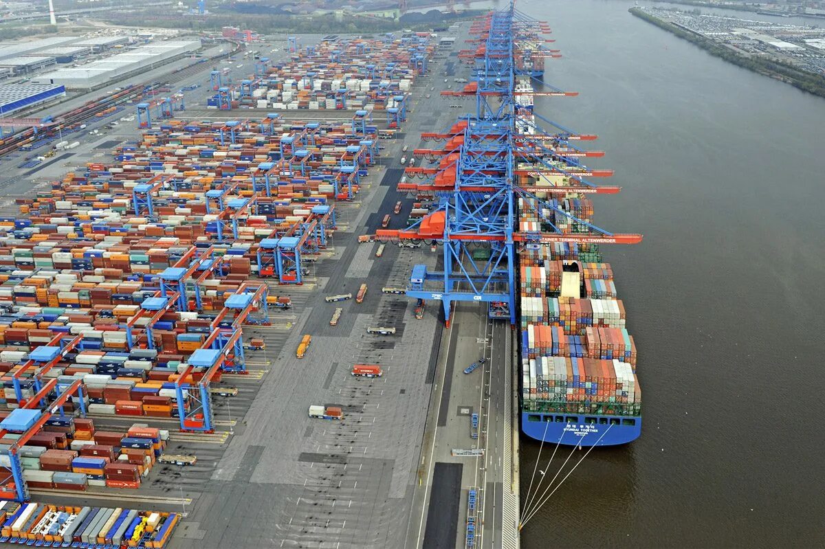Container terminal. Порт Гамбург логистика. Порт Новороссийск контейнеры. Порт контейнерный терминал Китай. Контейнерный терминал в Лос Анджелесе.