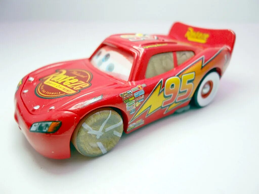 Маквин паук. Cars Whitewalls Lightning MCQUEEN. Молния Маккуин сбоку сверху. Машина молния Маккуин спереди. Cars Lightning MCQUEEN колесо.