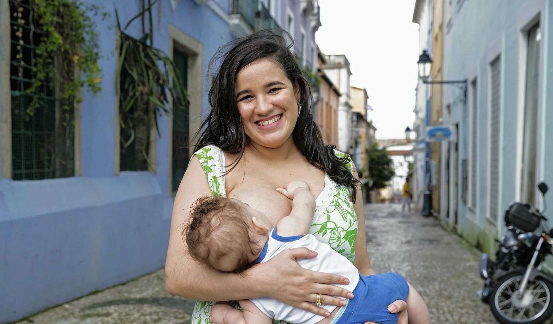 Крупные мамочки видео. Кормление грудью. Мамаша с ребенком большой бюст. Кормящая женщина. Молодые мамы.