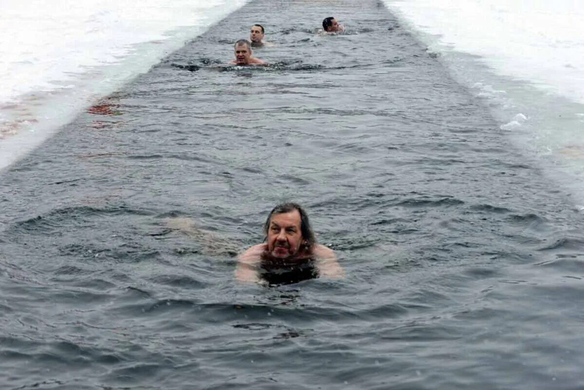 Крещенские купания девушки. Искупайтесь в бодрящих водах балтики. Девушка нырнула в прорубь. Девушка нырнула в прорубь. Питер пляжи для купания.