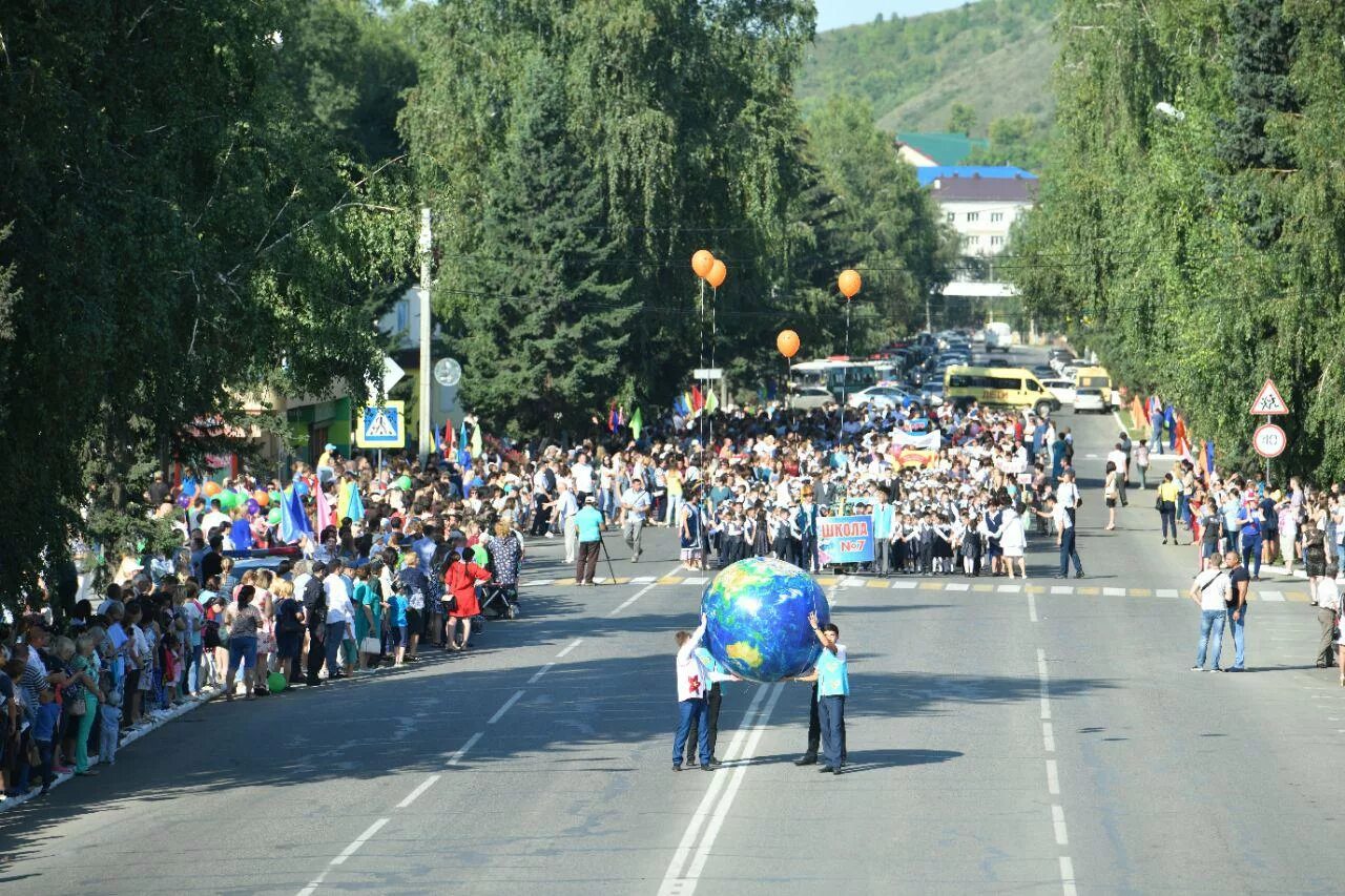 Погода в горно алтайске на сегодня. Город Горно-Алтайск 2020. Парад первоклассников город Горно-Алтайск. Парад первоклассников Горно Алтайск. День города Горно-Алтайск.