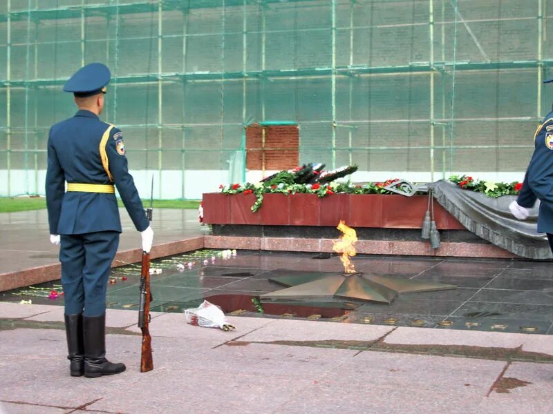 У могилы неизвестного солдата песня. Могила неизвестного солдата Сураж Брянской. Могила неизвестного солдата Чална. 1971 Год. Молодожёны у могилы неизвестного солдата.. Никулин у могилы неизвестного солдата.