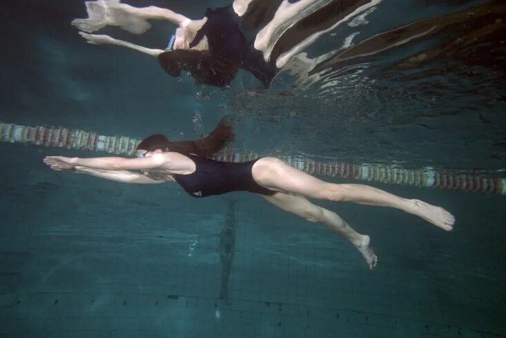 Swimming flashcard. Learning to swim. Инвентарь для плавания для детей. I learned to swim. Глагол плавать картинка для детей.