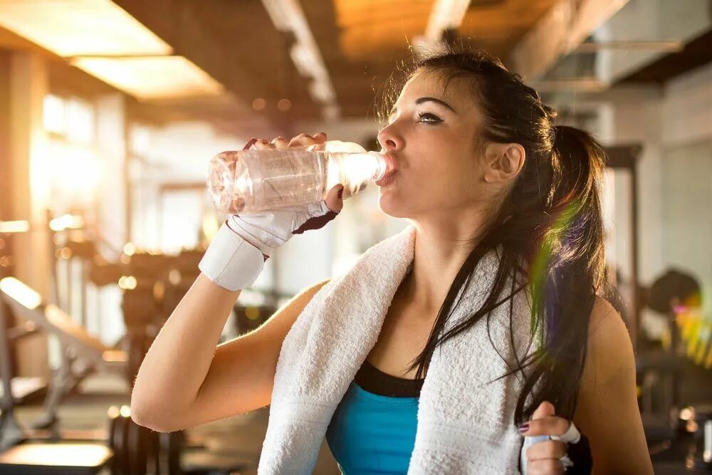 Without drinking. Девушка пьет. Пить воду. Спортсменка пьет воду. Девушка пьет воду на тренировке.