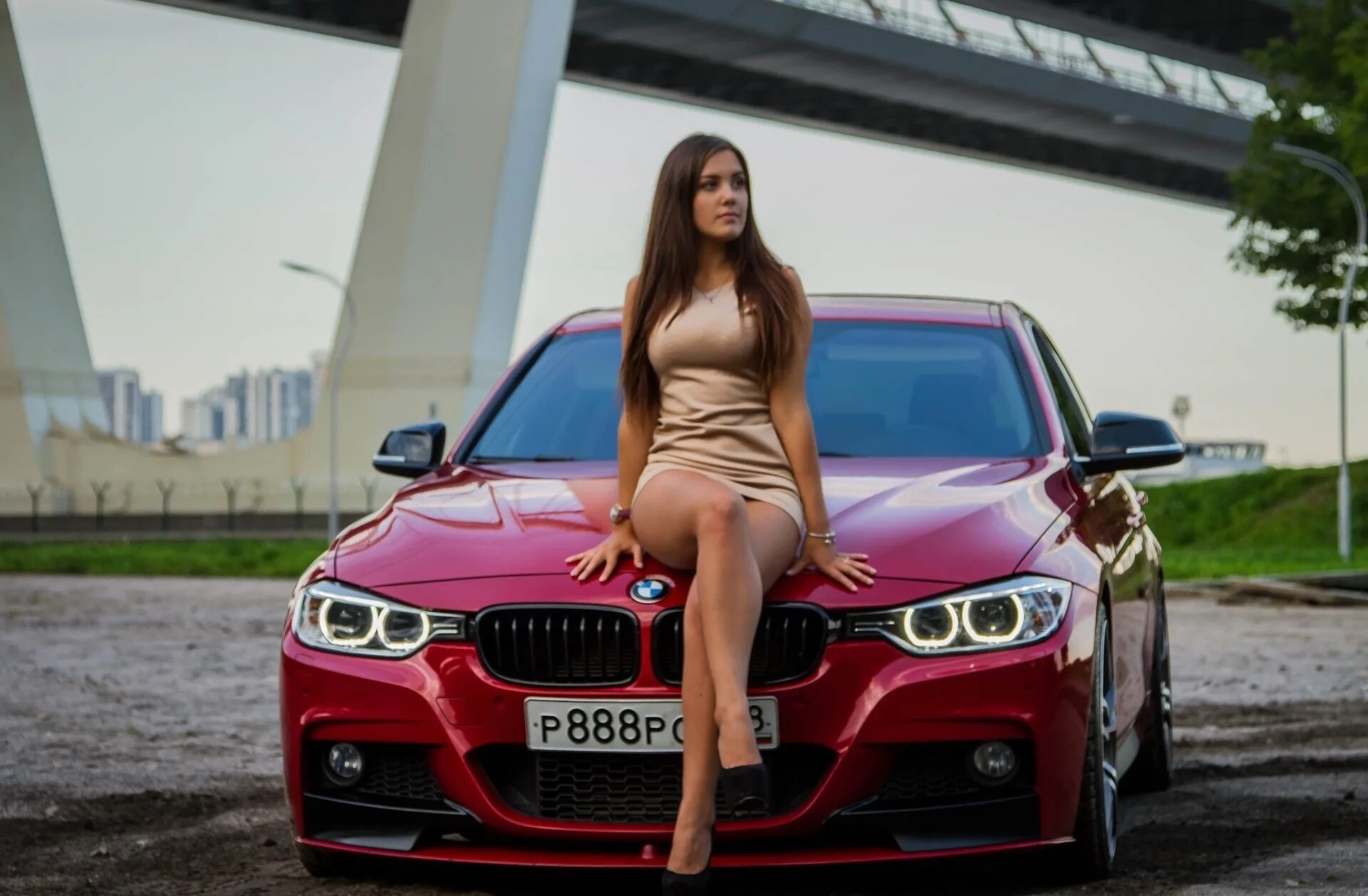 Bmw m5 f90 с девушкой. Bmw m5 f10 с девушкой. Бмв м5 и девушки. Bmw e92 фотосессия с девушками. Bmw m5 давидыча и девушка.