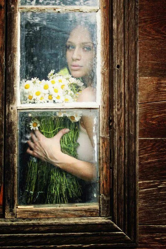 Деревенская девушка в окне. Девушка окна зеленом. Выглядывает из окна. Окно картинка. Отворите окна отворите слушать