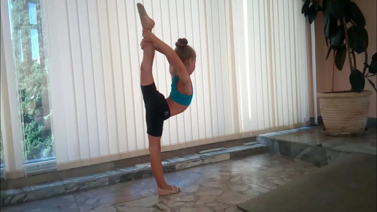 Затяжка в художественной гимнастике. Захват художественная гимнастика. Как научиться делать колечко. Колечко из проволоки. Ка кделать колечки из двма.