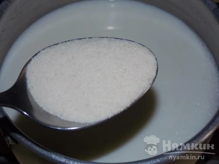 Манка на воде калории. Манная кашка с сахарком. манная каша на воде с сахаром. манка на молоке и воде. калорийность манной каши на молоке.