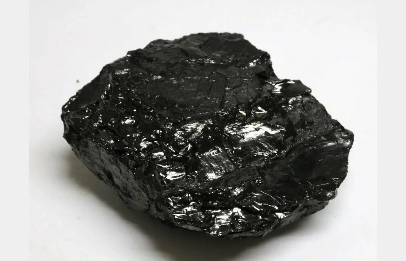 Уголь это металл. Каменный уголь антрацит. Бурый уголь (лигниты), каменный уголь, антрацит, графит.. Антрацит руда. Антрацит камень.