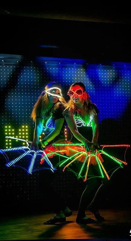 Неоновое шоу с бумагой. Неон шоу для детей. Световое шоу. Неоновая вечеринка. Неонов шоу.