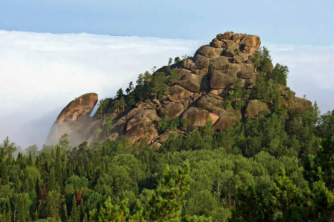 Первый столб красноярск. Дети скалы. Скала 1 метр. Гигантский утес прекестулен. Гибралтарский пролив геркулесовы столбы.