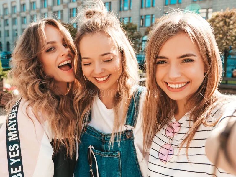 Покажи 3 подружки. Три подруги селфи. стильные селфи. 3 девочки селфи. три подружки селфи.