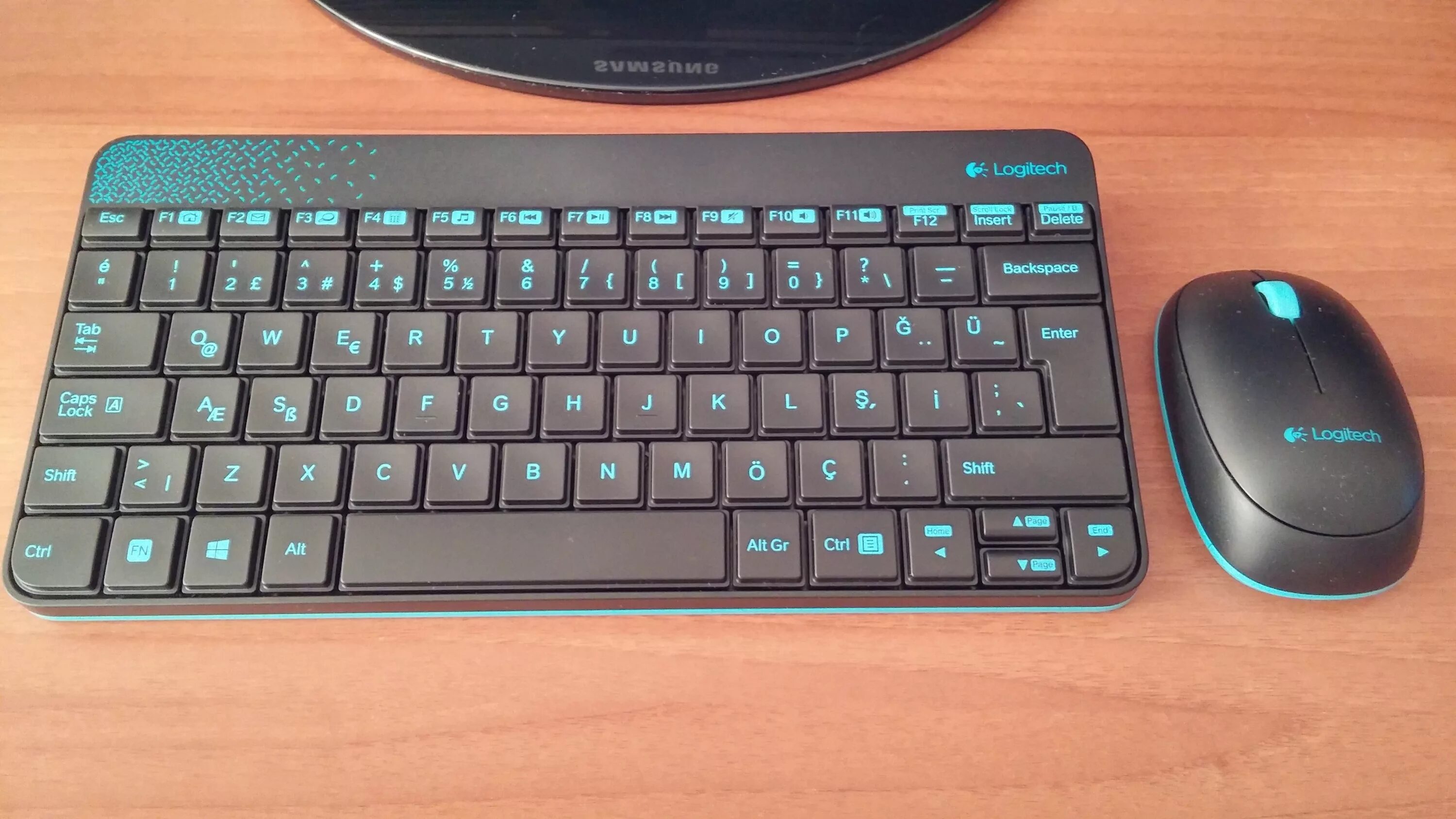logitech wireless keyboard and mouse mk220 - YouTube