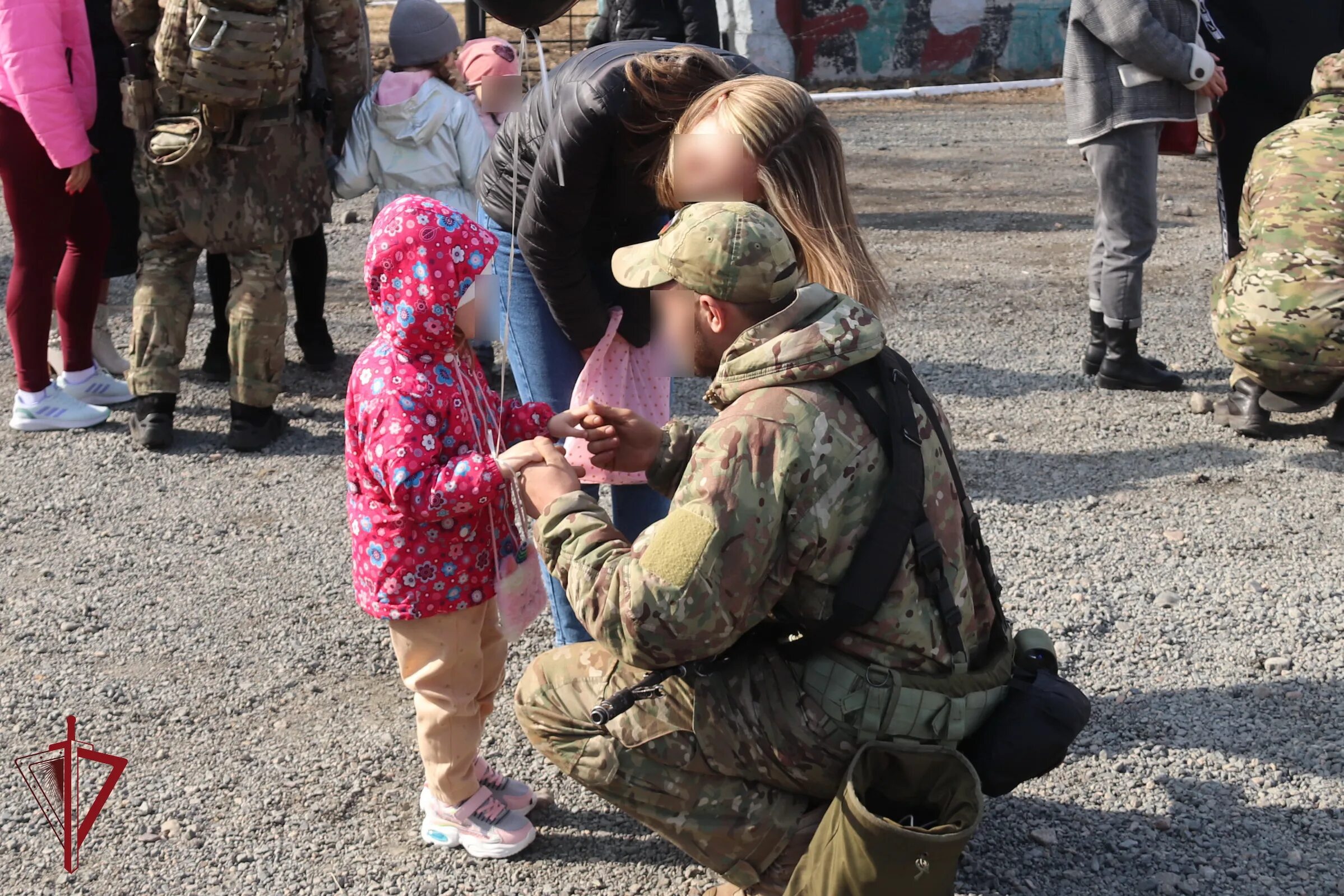 Российские военные и дети Украины. Российские солдаты с украинскими детьми. Российские войска спасают детей на Украине.