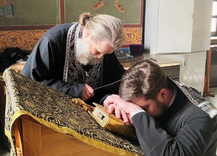Как попасть на исповедь. Священник на исповеди. таинство исповеди. исповедь в храме. бежецкая епархия духовенство.