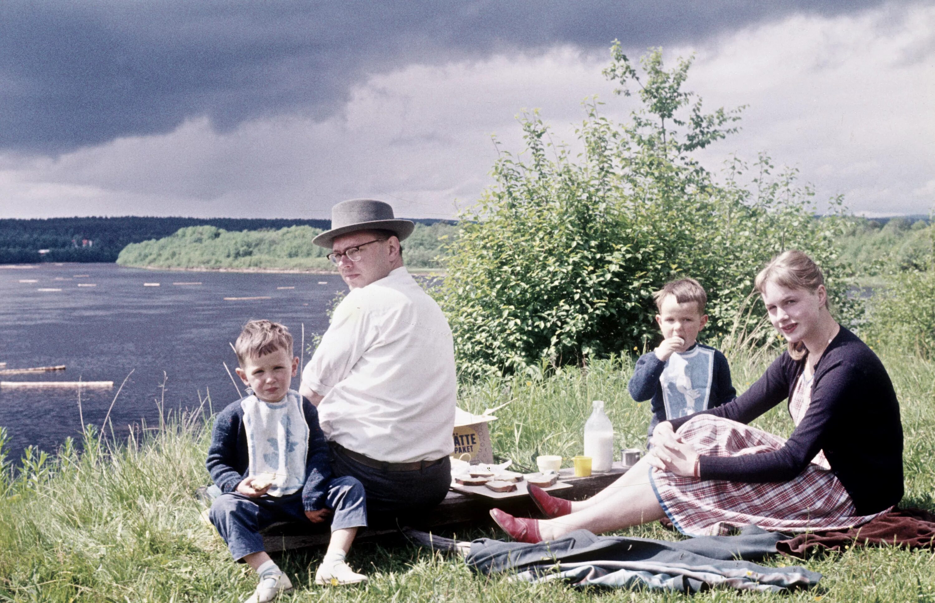 Private family. Семейный альбом. Из семейного альбома. Фото из семейного альбома. Рассматривание семейного фотоальбома.