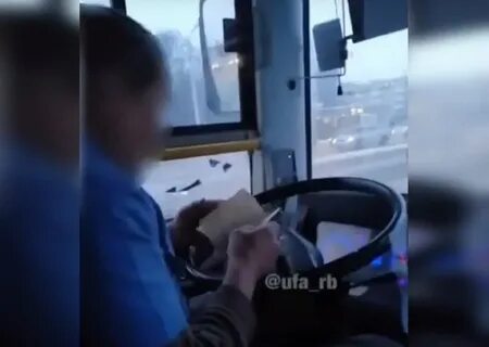 Таня сначала в школу едет на автобусе