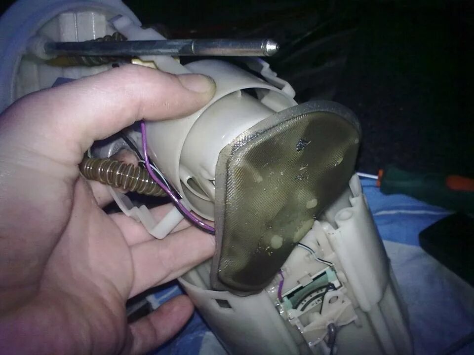 Поменять сеточку бензонасоса. 6. Фильтр бензонасоса 2123 сетка. Бензонасос ваз 2170. Бензонасос лада калина универсал 2008.