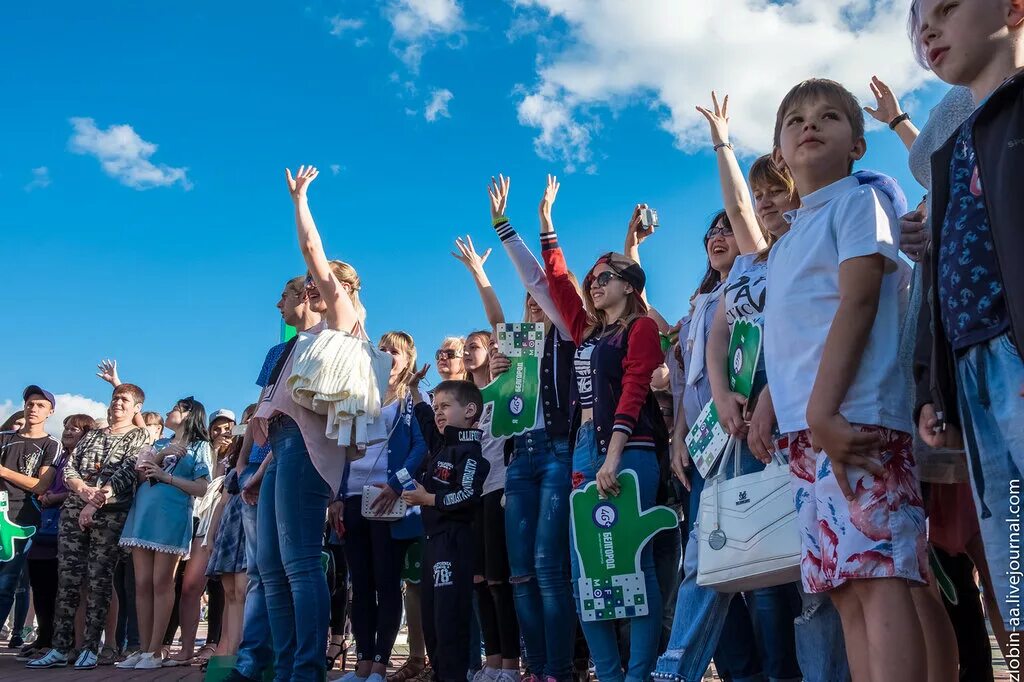 Всю молодежь россии. С праздником молодежи. С днем молодежи. С праздником день молодежи. 27 Июня день молодежи России.