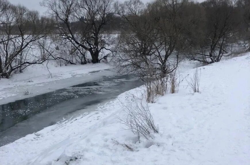 Лед в подмосковье сегодня. В подольске расчистка реки петрица. ледяная река. когда река покрывается льдом. заледеневшая река.