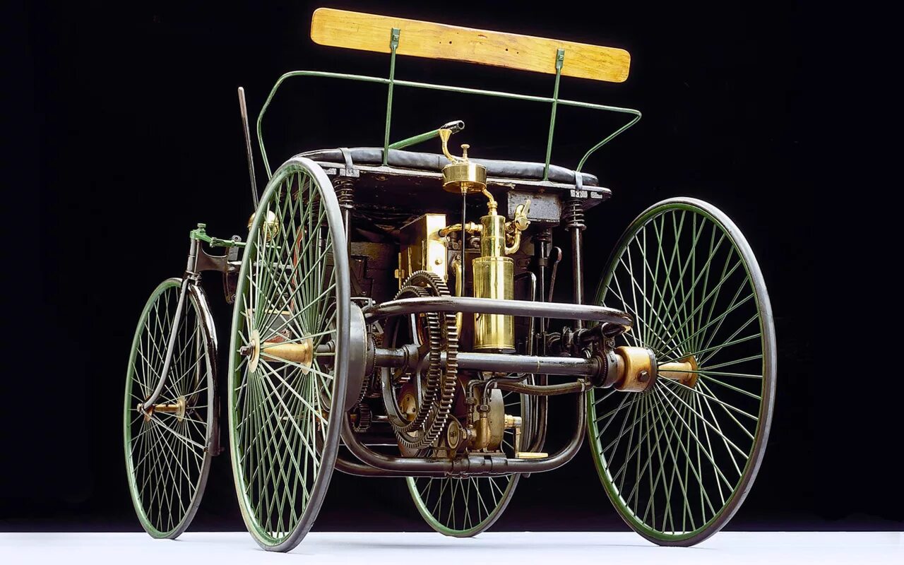 первый двигатель. Daimler 1889. первый бензиновый двигатель. этьен ленуар двигатель внутреннего сгорания. самый 1 двигатель.