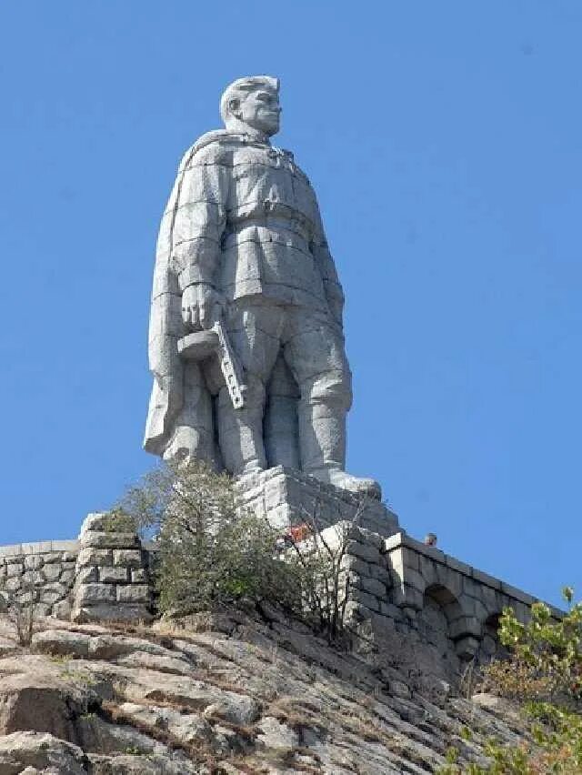 В каком городе болгарии стоит алеша. Алёша (памятник, пловдив) памятники болгарии. памятник алёше в болгарии. памятник воину освободителю в болгарии алеша. памятник советскому солдату освободителю болгария.
