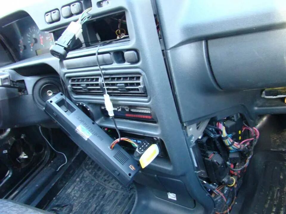 Монтажный блок 2114 предохранители. Монтажный блок ваз 2114 в салоне. Монтажный блок ваз 2115. Блок предохранителей 2114 2006. Предохранитель прикуривателя 2113-15.