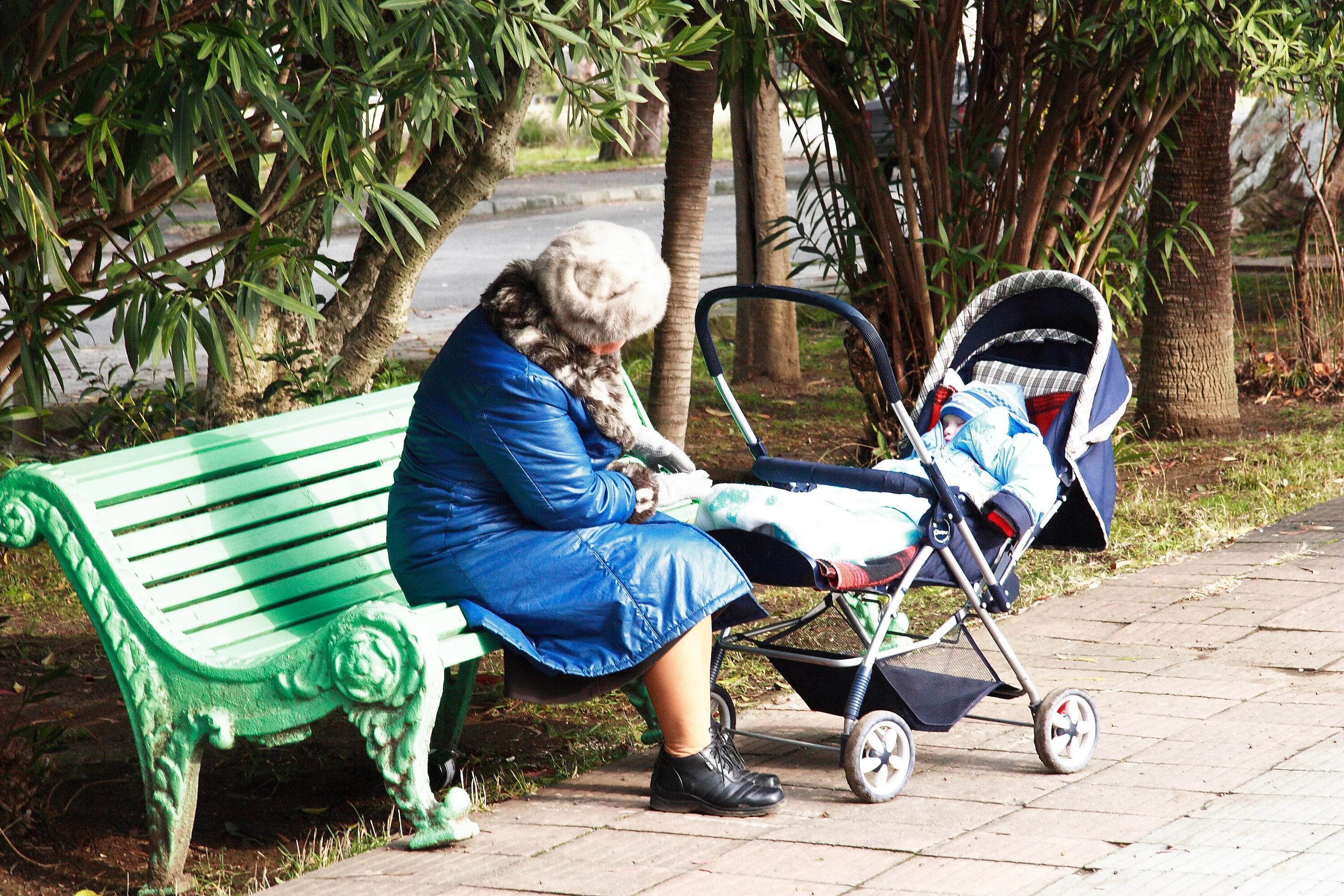 Бабушка с коляской. Бабка на коляске. Мама с коляской на лавочке. Женщина с коляской на скамейке.