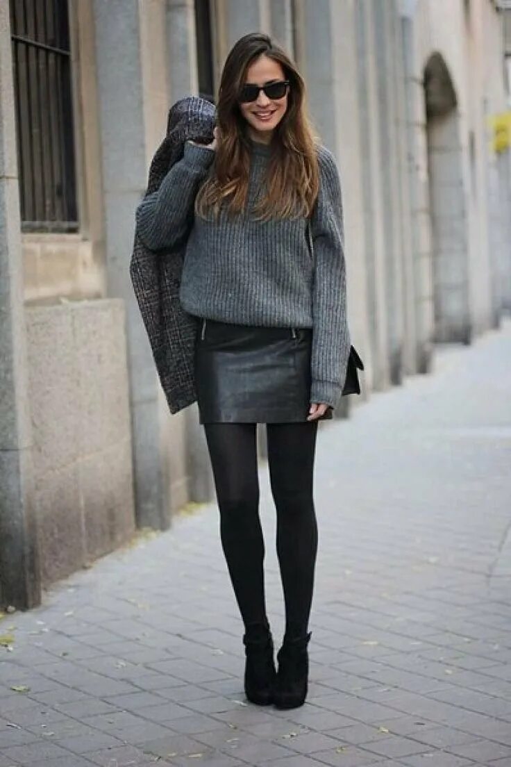 Серо черные ботинки. Образ со свитером. Свитер с юбкой. Кожаная юбка со свитером. Образы с черными свитерос.