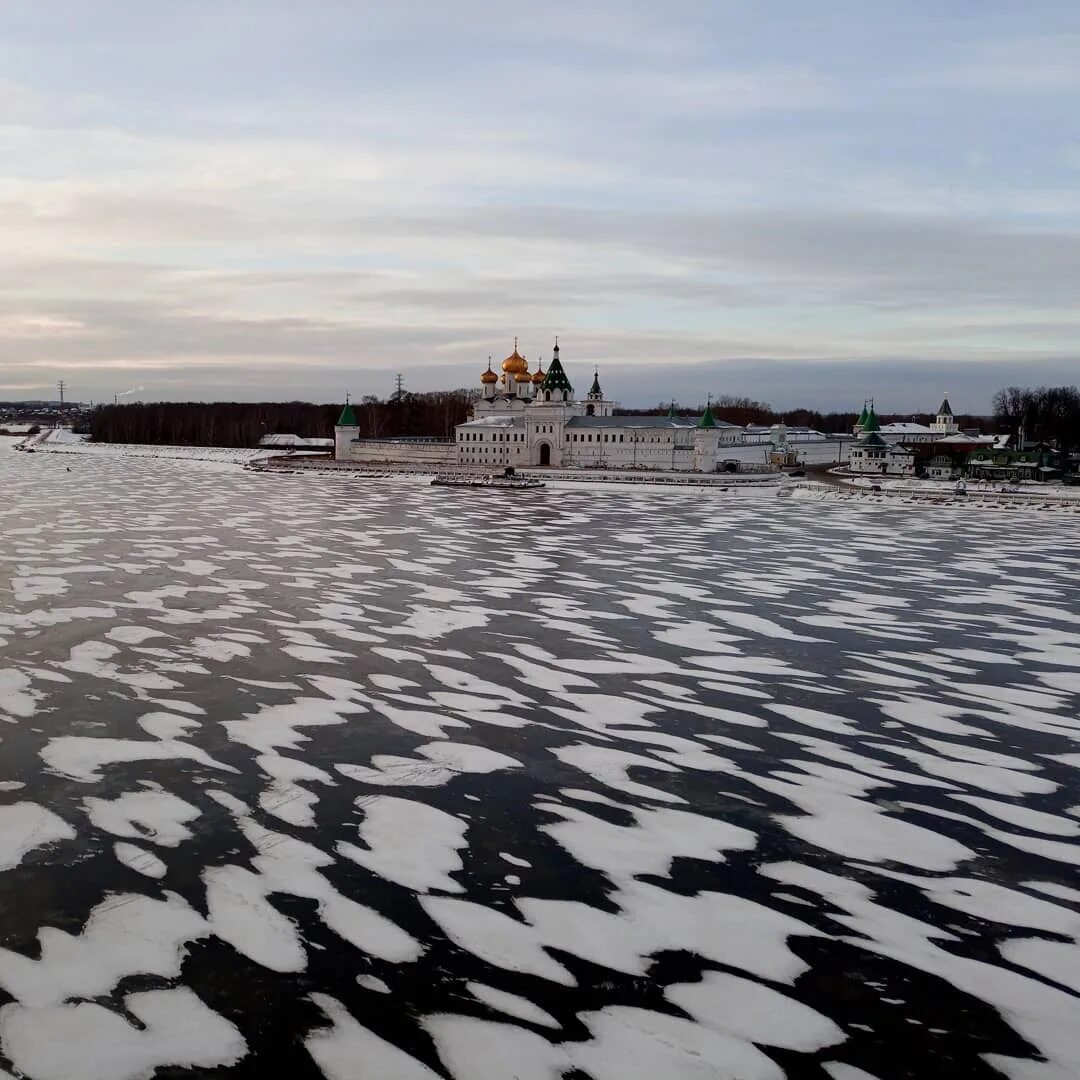 Волга в Костроме зимой. Кострома Волга лед. Река Волга Кострома замершая. Вогла в Костроме зимой. Ли зима в этом году