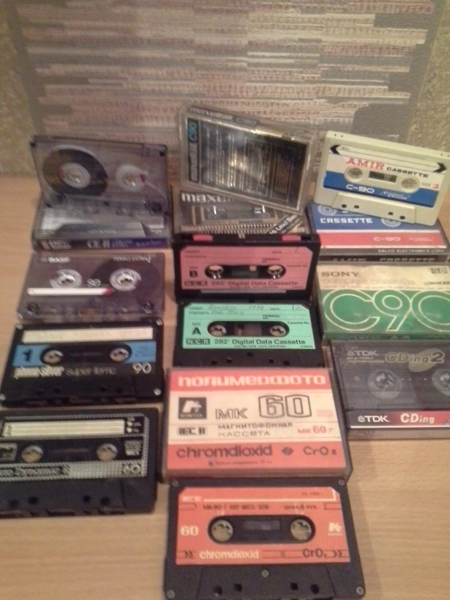 Как сделать кассету. Компакт-кассета. Необычные кассеты. Маленькая кассета. Магнитофон маленький с кассетой.