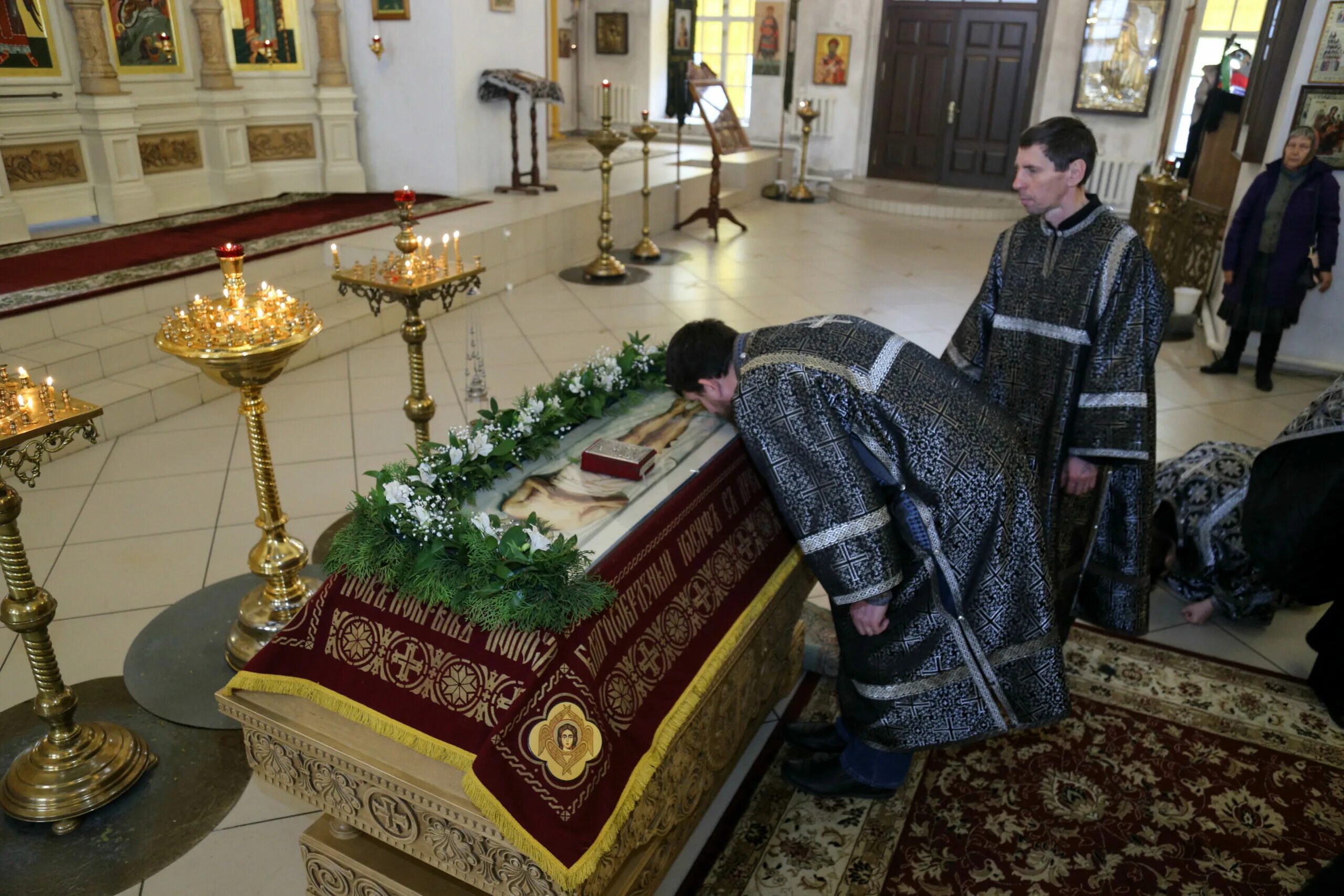 Служба в пятницу вынос плащаницы. Великая пятница вынос плащаницы. вынос плащаницы. унос плащаницы. плащаница на середине храма.