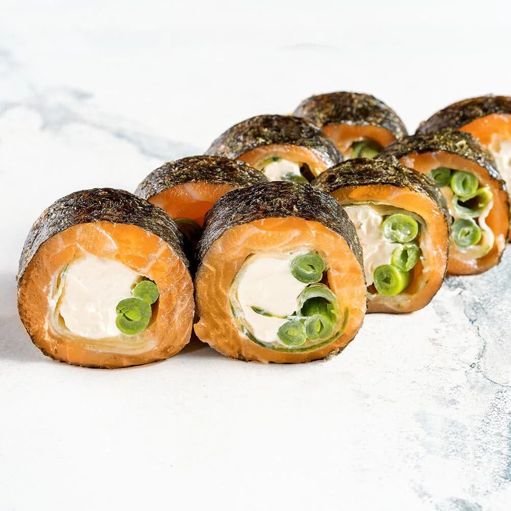 овощной ролл без риса в нори. кето роллы без риса. бамбуковый коврик лист нори и рис. роллы без риса. горячий ролл без риса.