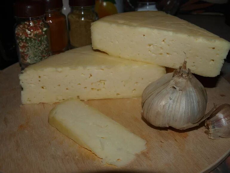 Рецепт сыра с сычужным ферментом. Сычужный сыр. Сыр домашний сычужный. Домашний твердый сыр. Твердые сычужные сыры.