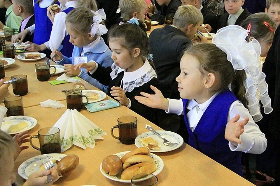 Столовая школа ученики. Ученики в столовой. Школьная столовая. Школьники в столовой. Питание в школе.