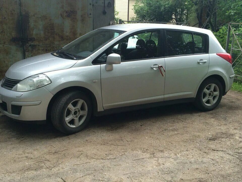 Ниссан тиида хэтчбек 2008. Nissan Tiida 2008 хэтчбек. Ниссан Тиида 2008 год хэтчбек. Nissan Tiida 2008 хэтчбек 1.6. Ниссан Тиида 2008 серебристый.