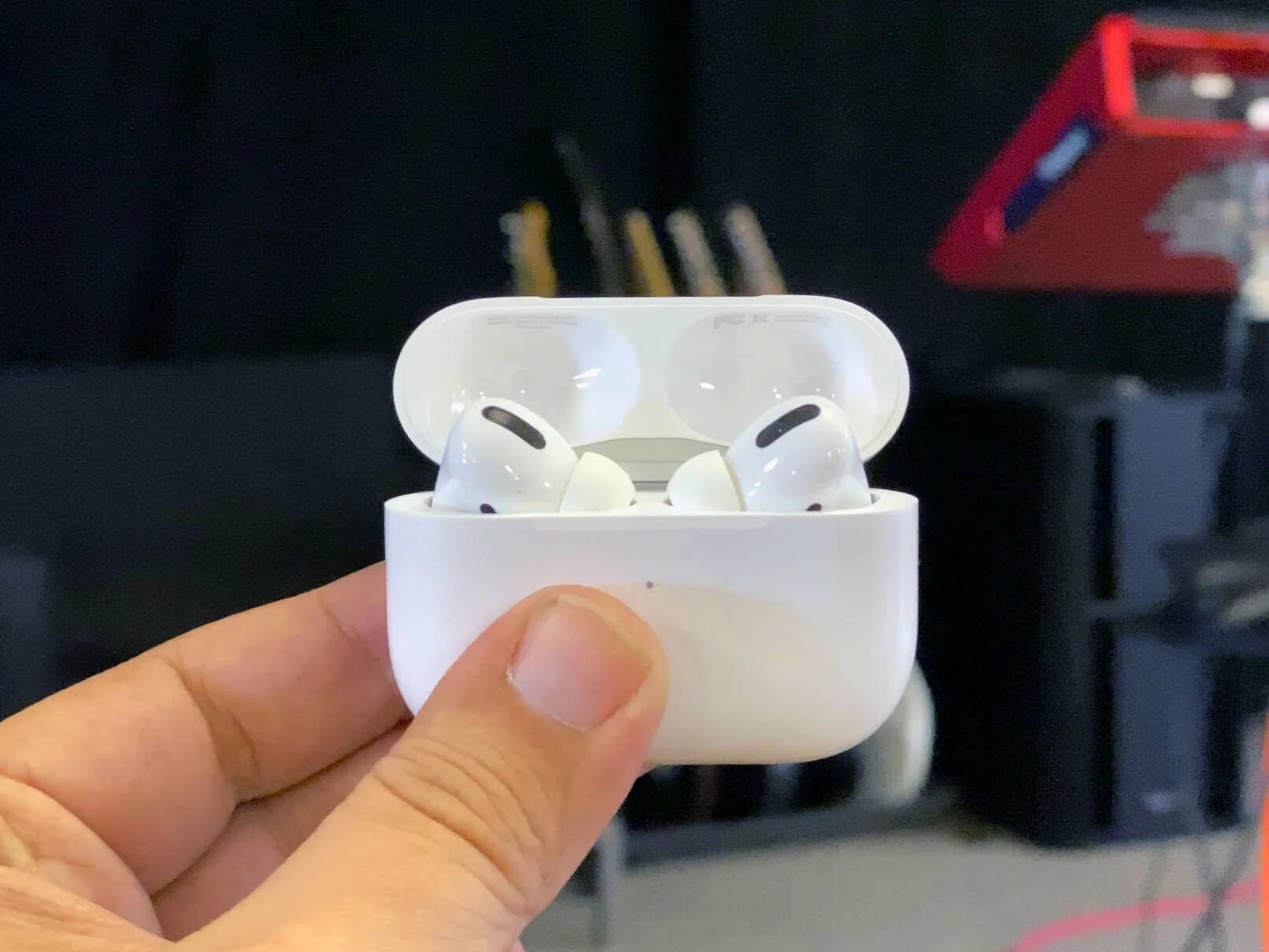 Airpods pro with magsafe case. Airpods 3 pro magsafe. наушники apple airpods pro magsafe. airpods pro magsafe 2025. беспроводные наушники apple airpods pro 2025 magsafe.