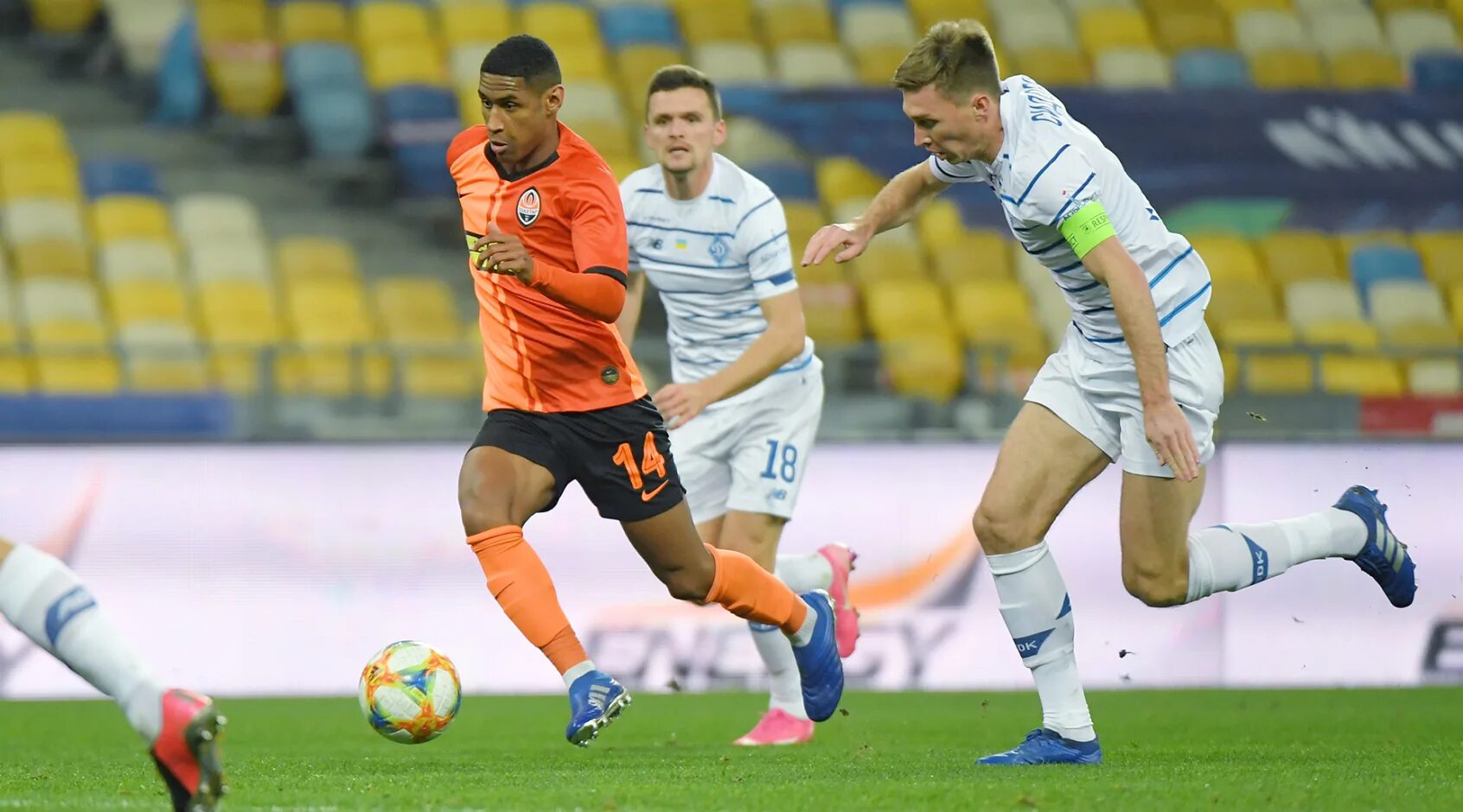 Шахтер динамо 19. 2004. Динамо шахтер прогноз. Легионеры в футболе. Футболисты динамо киев.