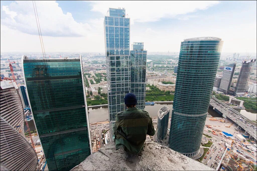 С крыши 2 купить. Вид на Москоу Сити с крыши. Руфинг Москва Сити. Башня Федерация крыша. Вид с крыши башни Федерация.