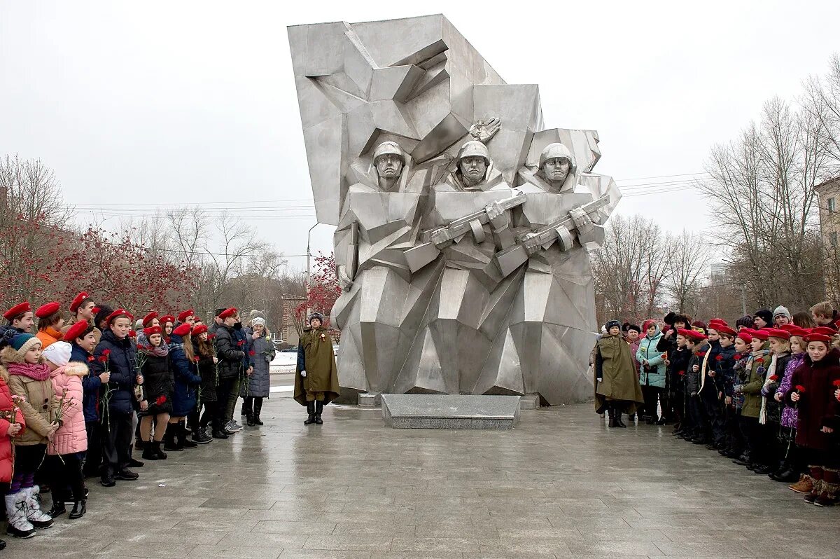 Песня подольских курсантов. Памятник Подольским курсантам в Подольске. Мемориал Подольским курсантам на ул Подольских курсантов. Вечный огонь Подольским курсантам памятник. Малоярославец памятник Подольским курсантам.