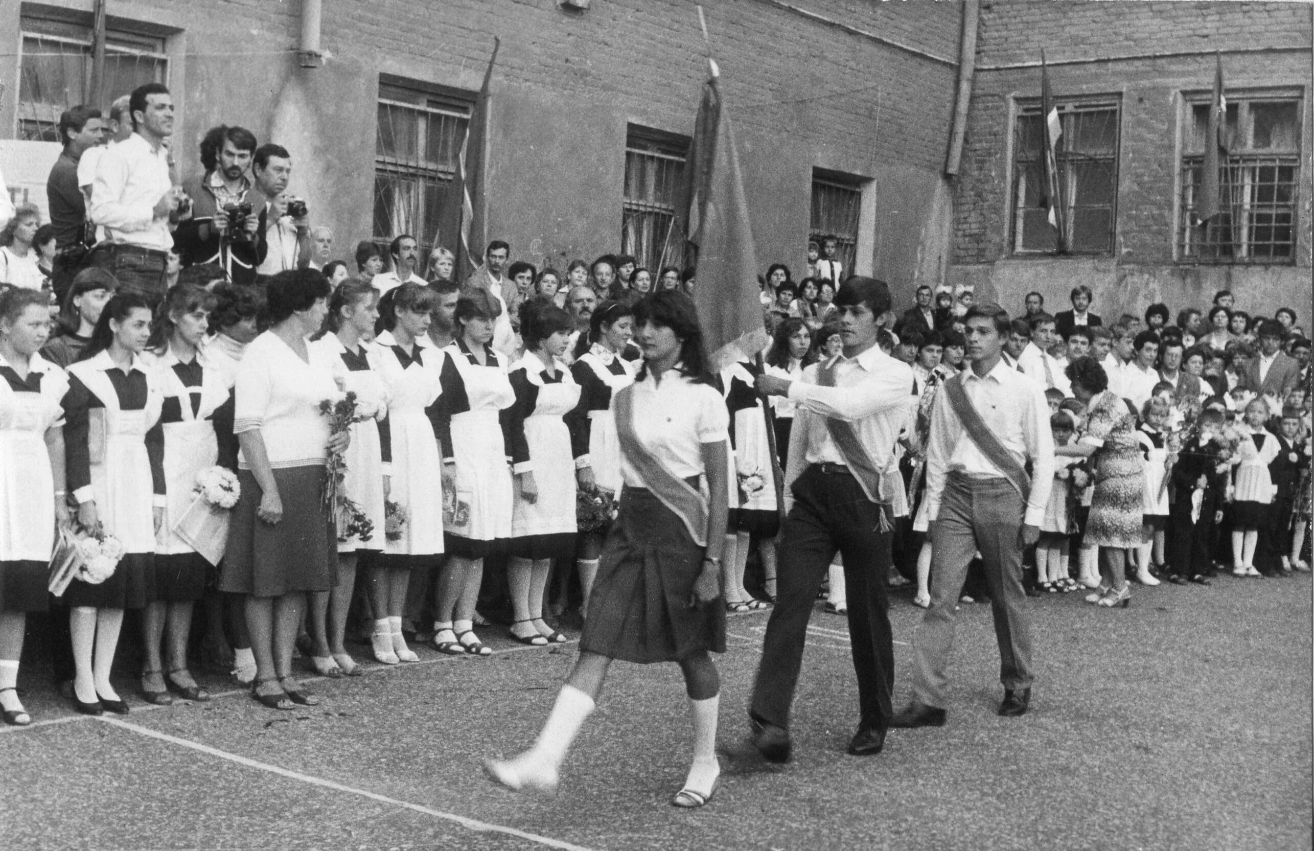школьный класс 1984 год. маяк 4 сентября 1984 год первый раз в первый класс. день знаний 1984 год. фото 3 школа г. 1 сентября 1984 года.