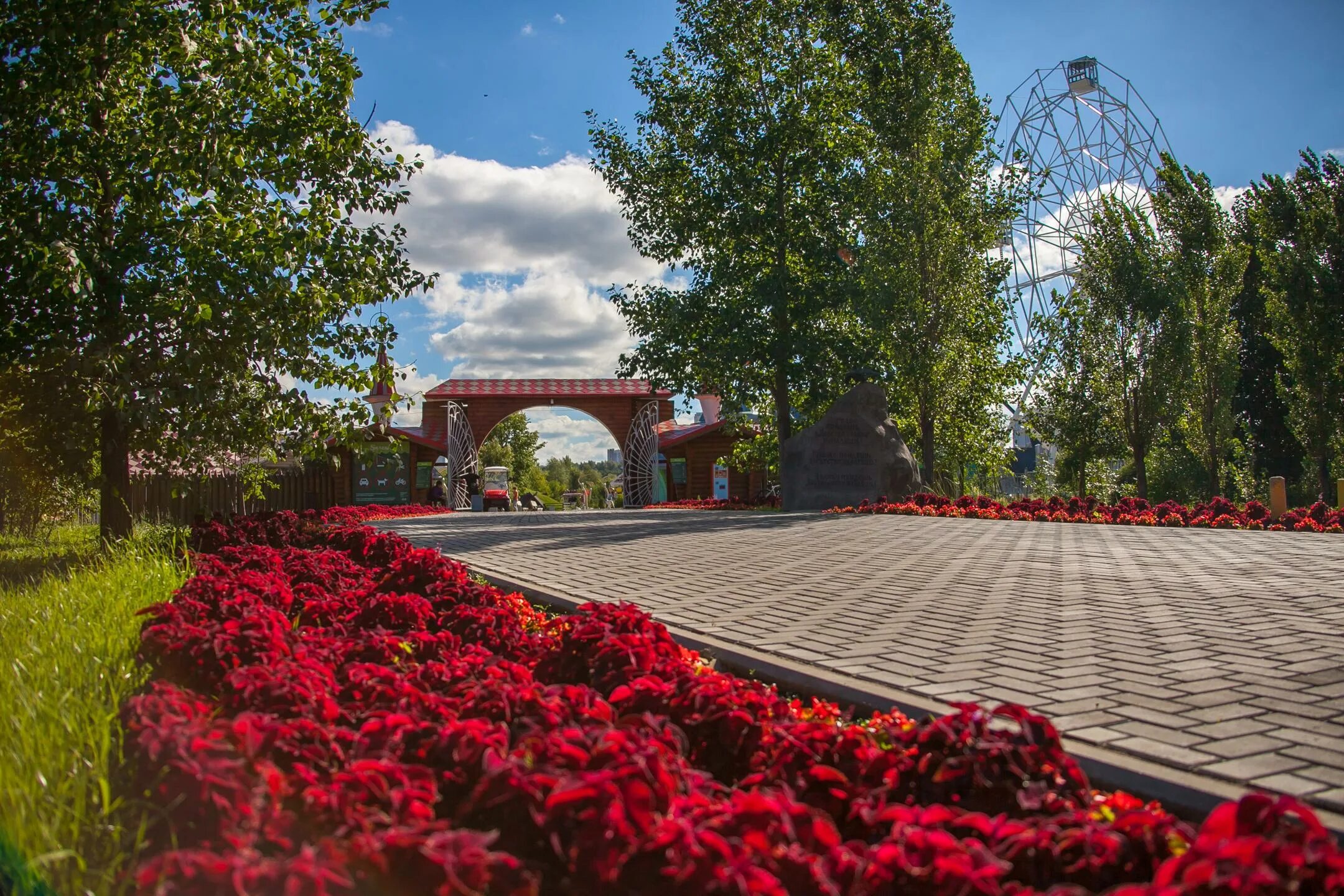 Сказка крылатская ул 18 москва. Парк в Крылатском Москва. Парк Крылатские холмы аттракционы. Парк айва в Москве. Парк сказка Москва айва парк.