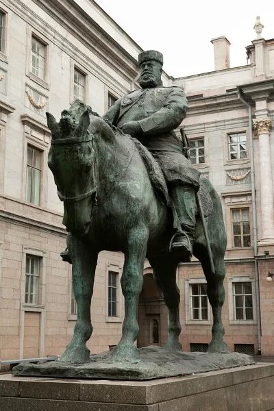 Памятник александру 3 в санкт. Памятник Александру 3 в Санкт-Петербурге Трубецкой. Паоло Трубецкой памятник Александру 3. Мраморный дворец памятник Александру 3 СПБ. Памятник Александру III В Петербурге у мраморного дворца.