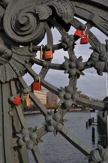 Замок на мосту