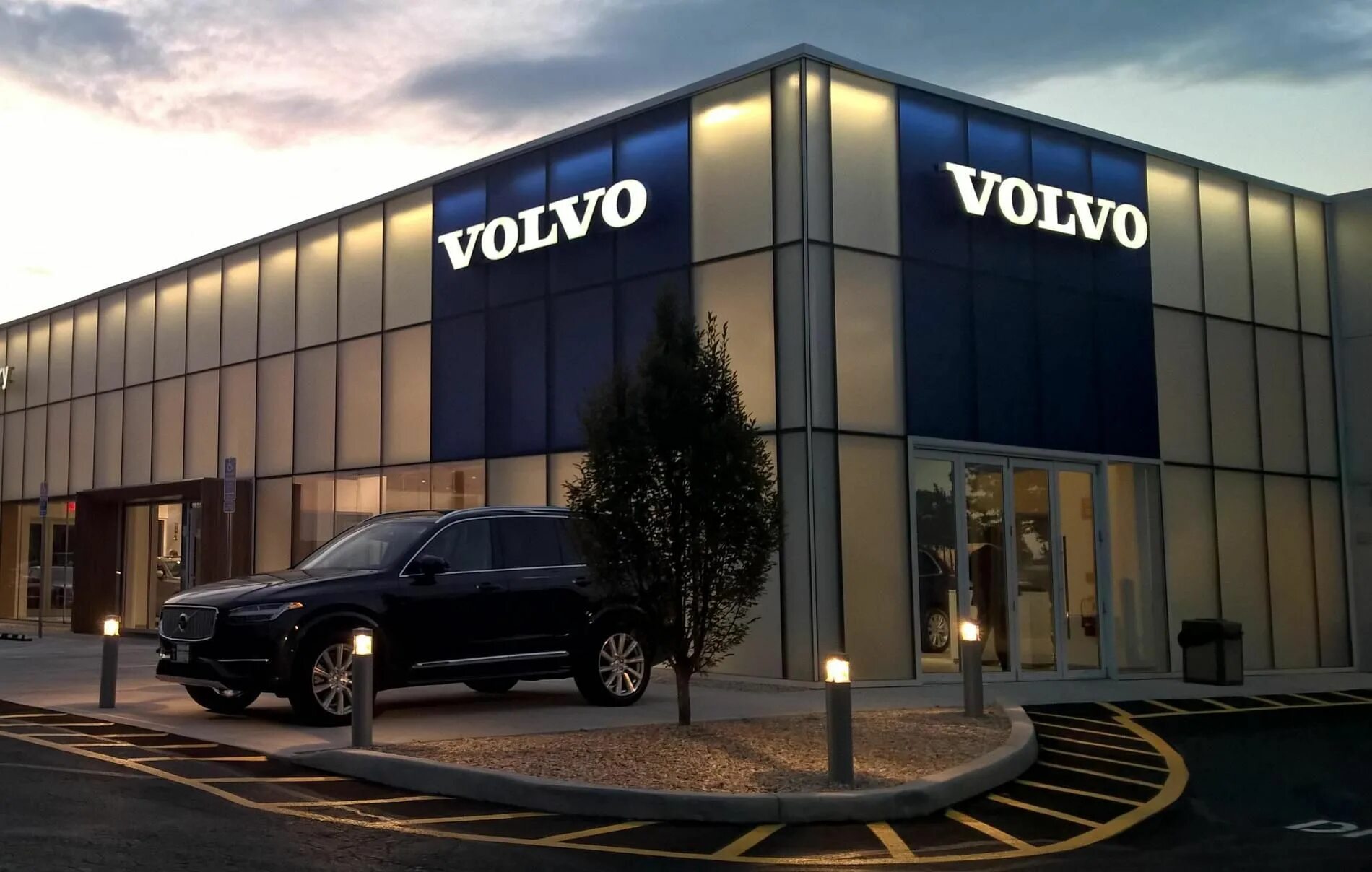 Завод вольво в швеции. Машина volvo xc60. Вольво кар корпорейшн швеция. Компания вольво. Volvo dealership.