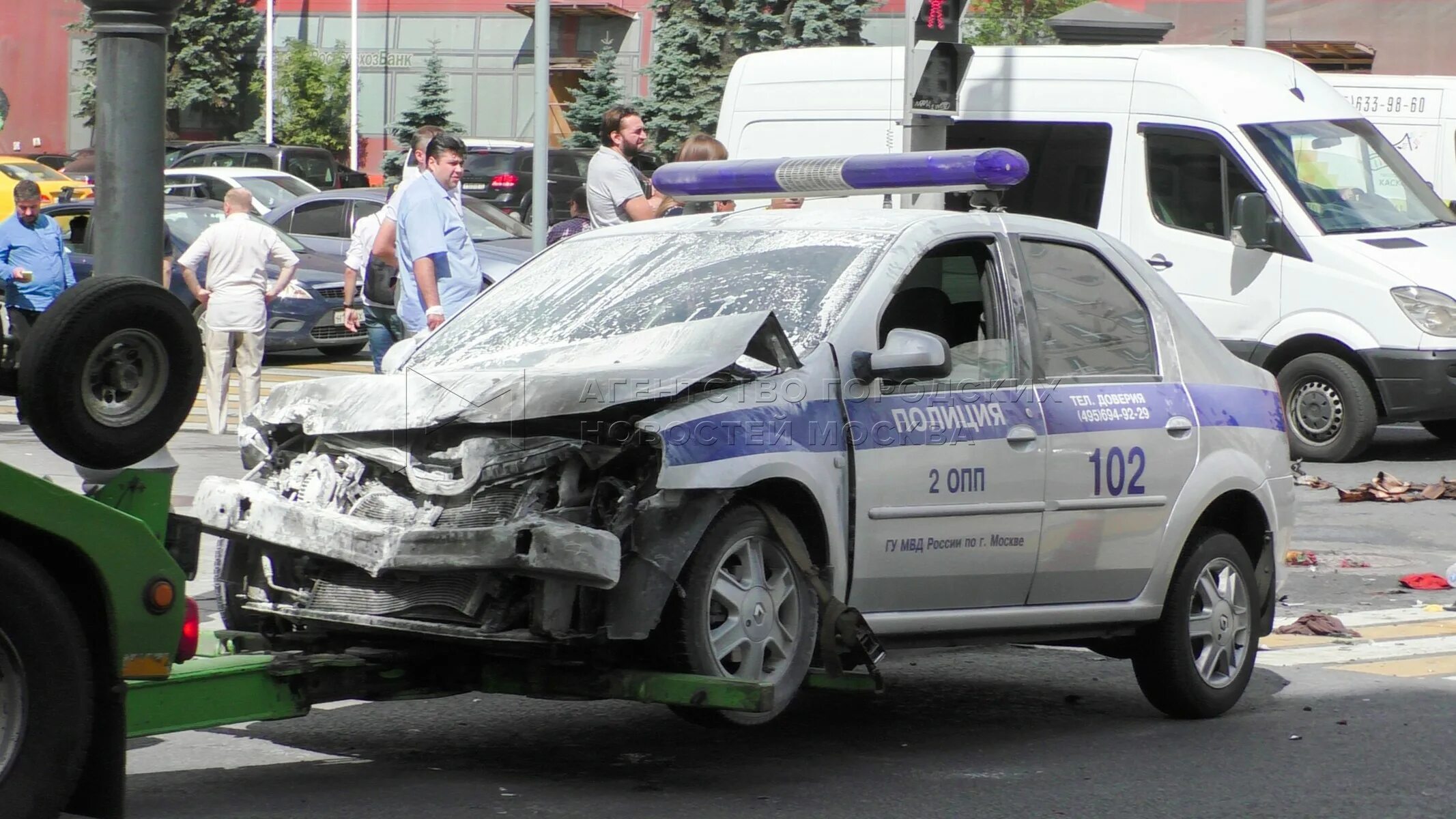 Авария с полицейской машиной. Авария с полицейской машиной в Москве. ДТП автомашина полиции Москва. Полицейская машина врезалась