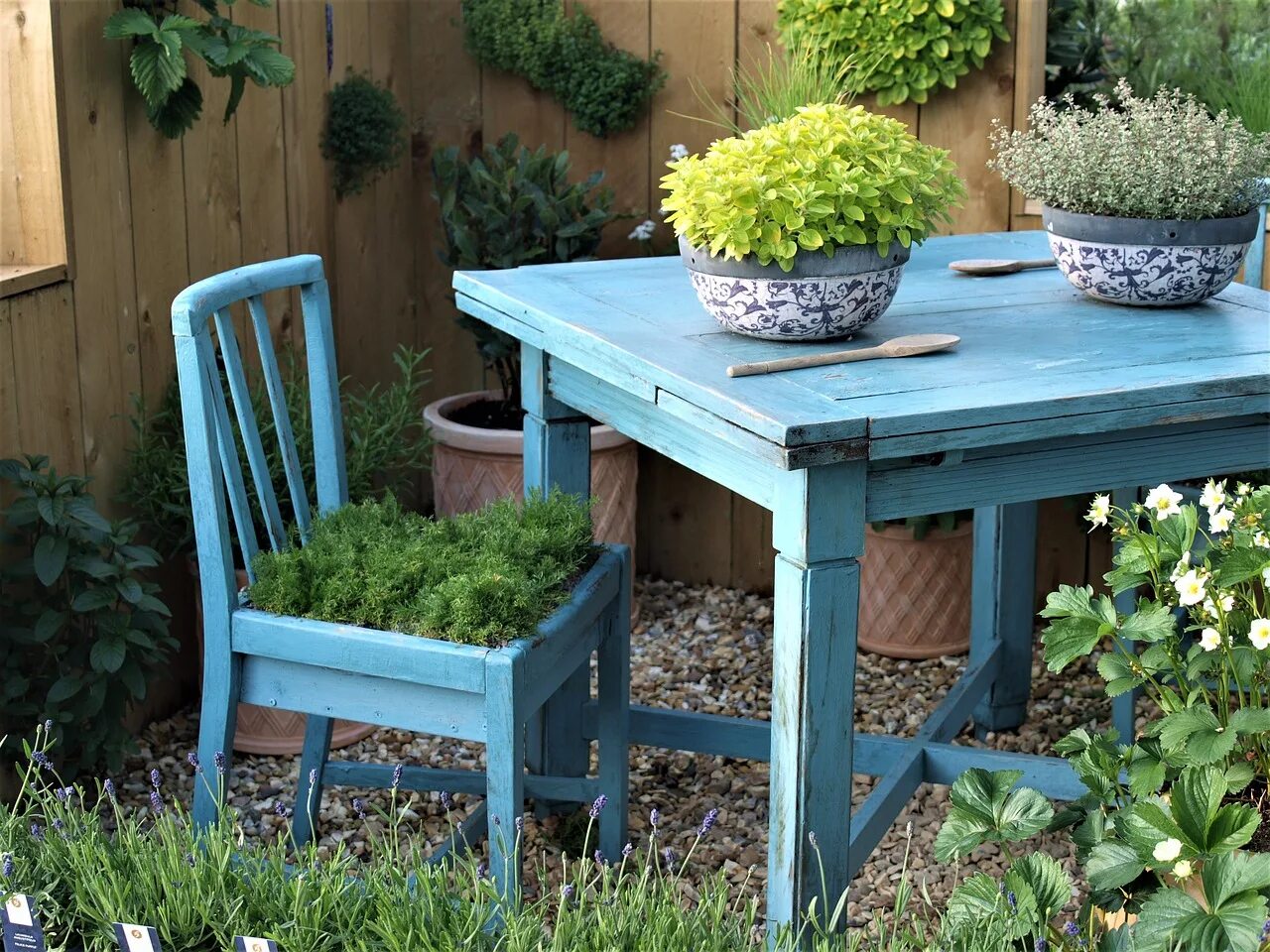 Стол в саду. Столик в саду. Стол для сада своими руками. Столик для сада своими руками.